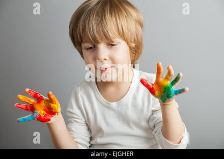 Hände in bunten Farben lackiert Stockfoto