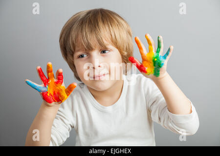 Hände in bunten Farben lackiert Stockfoto