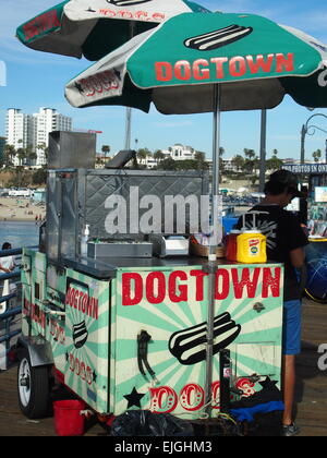 Dogtown Boys Hot Dog Stand, Santa Monica Pier, Los Angeles, USA Stockfoto