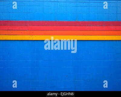 Bunt gestreifte Dekoration auf blauen Wand, Los Angeles, USA Stockfoto