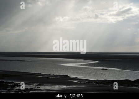 Lichtspiel über Morecambe Bay in Lancashire, das Kurven und Linien innerhalb der Bucht erzeugt Stockfoto