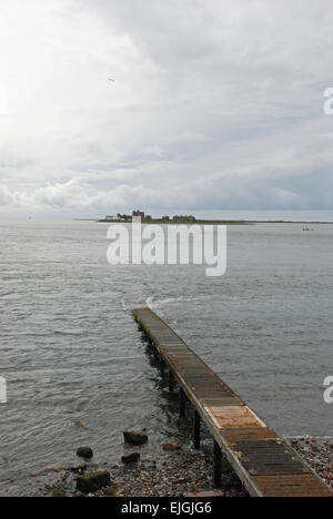 Piel Island vor der Küste von Cumbria mit kleinen Bootsanlegestelle, die ins Wasser führt Stockfoto