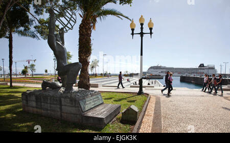 Auswanderer-Denkmal an der Promenade in Funchal Madeira Portugal Touristen zu Fuß mit einem Kreuzfahrtschiff im Hintergrund Stockfoto