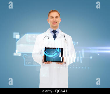 lächelnde männlichen Arzt mit Stethoskop und Tablet pc Stockfoto