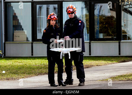 Hedehusene, Dänemark, 13. März 2015: Ihre Königliche Hoheit Prinzessin Marie Besuche der dänischen Emergency Management Agency, wo sie an die Agentur präsentiert von Drohnen verwenden. Hier abgebildet, wie sie per Fernbedienung die Drohne fliegt. Es landete sehr schön Stockfoto