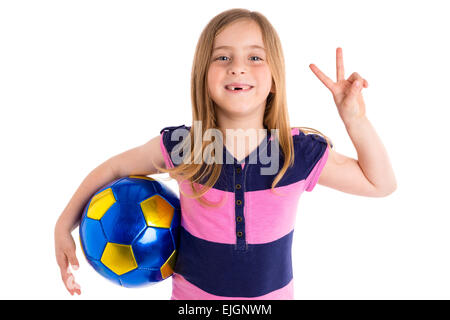 Fußball blondes Kind Mädchen glücklich Fußballspieler mit Ball auf weißem Hintergrund Stockfoto