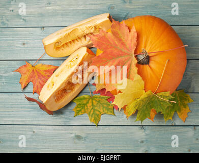Orange Kürbis und Ahorn Blätter Zusammensetzung Stockfoto