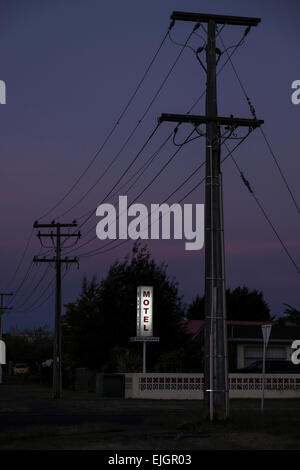 Motel Birchlands Leuchtreklame und Telegrafenmasten in Taupo, Neuseeland, in der Dämmerung. Stockfoto