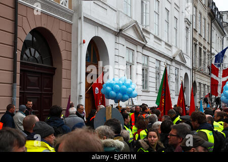 Kopenhagen, Dänemark. 26. März 2015. Ryanair Vertreter wurden von mehreren hundert demonstrieren Gewerkschafter und Sympathisanten mit Fahnen, Fahnen, Luftballons und Flyer an das Arbeitsgericht in Kopenhagen während der heutigen Gerichtsverhandlung erfüllt. Vorabentscheidung möglich, die Rechtmäßigkeit der Bekanntmachung des Rechtsstreits vorgelegten Dienstleistungsgewerkschaft aufgrund Ryanairs Ablehnung, keine Verhandlungen über einen Tarifvertrag geben genehmigen wurde heute erwartet, aber wurde auf der Sitzung am 12. April verschoben. Bildnachweis: Niels Quist/Alamy Live-Nachrichten Stockfoto