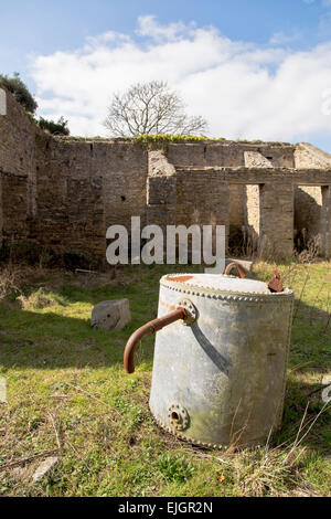 Bucht, UK. 26. März 2015. Die Stallungen der Pfarrhaus - Bucht Dorf wurde 1943 in Vorbereitung auf WWII evakuiert und hat seitdem verlassen. Die MOD Armee reicht in East Lulworth sind gelegentlich geöffnet, für die breite Öffentlichkeit zu besuchen, die Besucher zu Fuß durch die leeren Straßen und verfallene Häuser ermöglicht. Die 225 Vertriebenen Dorfbewohner hatte Pläne, als die Anordnung zu beschlagnahmen zurückzukehren, das Dorf war nur temporär für die Dauer des Krieges aber war anschließend obligatorisch im Jahr 1948 erworben. Bildnachweis: Wayne Farrell/Alamy Live-Nachrichten Stockfoto