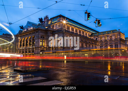 Wiener Staatsoper in der blauen Stunde. Stockfoto