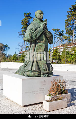 Heiligtum von Fatima, Portugal. Statue von Papst Paul VI. vom Bildhauer Joaquim Correia vor Basilika der Heiligsten Dreifaltigkeit. Stockfoto