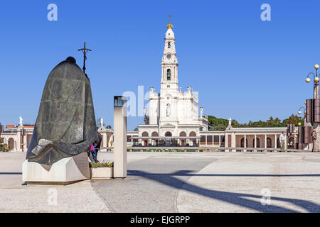 Statue von Papst Johannes Paul II mit unserer lieben Frau vom Rosenkranz-Basilika im Hintergrund. Standorte der wichtiger Wallfahrtsort für Katholiken Stockfoto