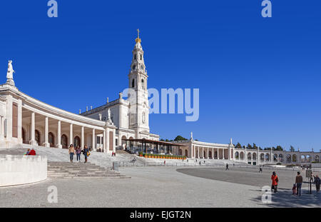 Heiligtum von Fatima, Portugal. Basilika von Nossa Senhora do Rosario und der Kolonnade. Stockfoto