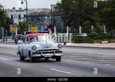 Klassische Auto unterwegs in Havanna. Stockfoto