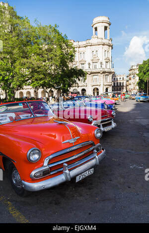 Klassische Autos aufgereiht in Havanna. Stockfoto