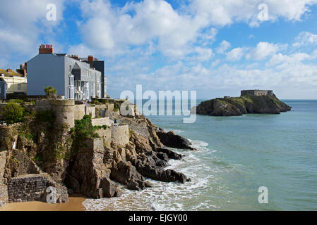 St. Catherines Island- und Fort - mit Häusern auf felsigen Klippen, Tenby, Pembrokeshire, Wales UK Stockfoto