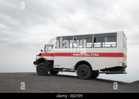 Funivia Dell'Etna Bus für den Transport von Touristen auf den Ätna in Sizilien geparkt auf dem Vulkan. Stockfoto