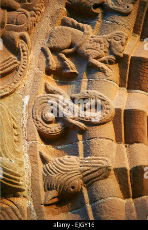 Norman romanische Relief-Skulpturen von Drachen und Fabelwesen. St Mary & Kirche St. David, Kilpeck Hereford, England Stockfoto