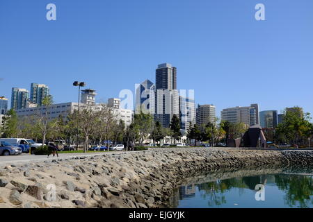 USS Midway an der Uferpromenade in San Diego und Statue von Sailor küssen Mädchen am Ende des zweiten Weltkriegs Stockfoto