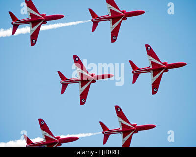 Sechs der Red Arrows, britische RAF Kunstflugstaffel in Formation über Dawlish Stockfoto