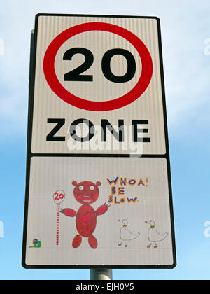 20 km/h-Schild in der Nähe von Grundschule in Bodmin, Cornwall. Stockfoto