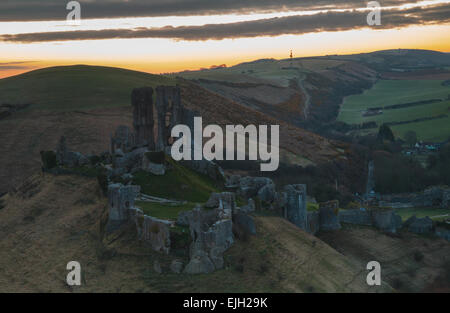 Morgendämmerung über Corfe Castle in Dorset Stockfoto