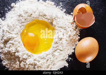 Broken Egg auf Haufen von Mehl Stockfoto