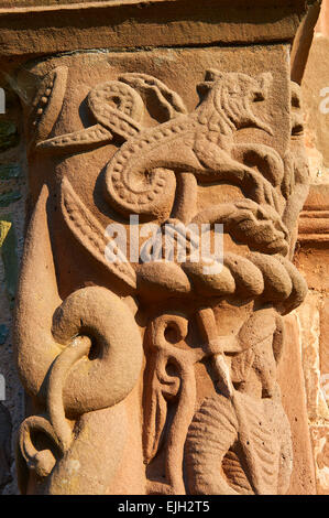 Norman romanische Relief-Skulpturen von Drachen und Fabelwesen. St Mary & Kirche St. David, Kilpeck Hereford, England Stockfoto