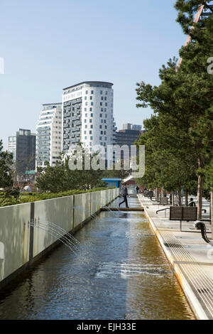 Der dekorative Bach, der vor Millennium Point und das Parkside Building, Birmingham City University in Eastside läuft Stockfoto