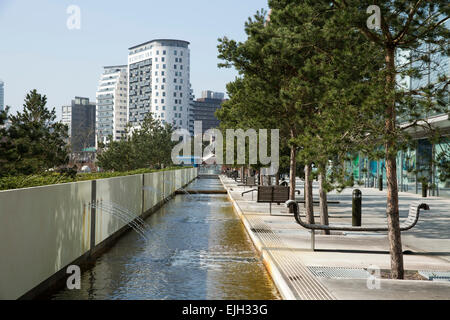 Der dekorative Bach, der vor Millennium Point und das Parkside Building, Birmingham City University in Eastside läuft Stockfoto