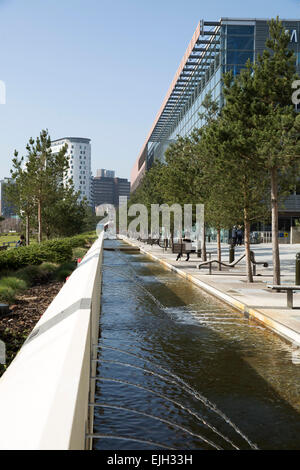 Der dekorative Bach, der vor Millennium Point und das Parkside Building, Birmingham City University in Eastside läuft Stockfoto