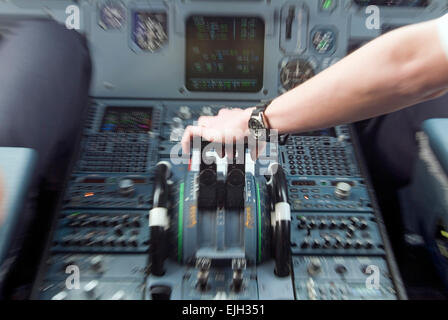 Germanwings Flugzeug Cockpit-Instrumente im Airbus 320 Stockfoto