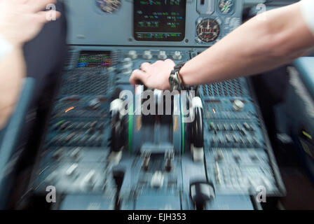 Germanwings Flugzeug Cockpit-Instrumente im Airbus 320 Stockfoto