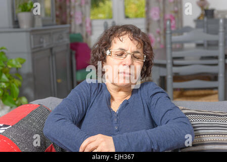 eine Frau mittleren Alters hat Bauchschmerzen Stockfoto