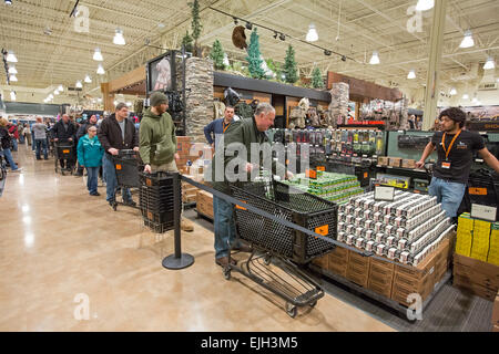 Troy, Michigan - Menschen-Linie bis zu kaufen Munition auf Verkauf im Bereich & Dampf im Freien laden. Stockfoto