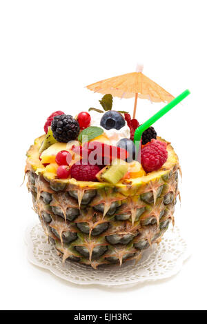 Salat von frischen Früchten in Ananas-Schüssel mit Kiwi, Orange, Beeren und Minze Blatt. Stockfoto