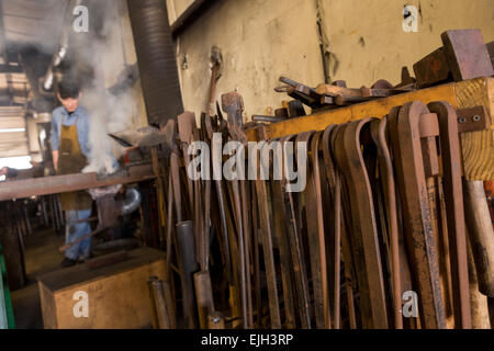 Schmied Metall Werkzeuge in einem Eisen-arbeiten-Shop in Charleston, SC Stockfoto