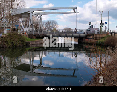 Heben Sie Brücke über die A379 Bridge Road, Exeter, Devon über Exeter Kanal. Stockfoto