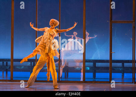 Kubanische Tänzerin Javier Torres und kanadische Tänzerin Dreda Schlag von der Northern Ballet durchführen eine Szene während der technischen Proben von The Great Gatsby "am Sadler es Wells Theatre in London. Stockfoto