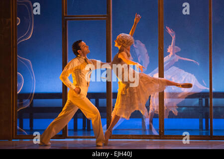 Kubanische Tänzerin Javier Torres und kanadische Tänzerin Dreda Schlag von der Northern Ballet durchführen eine Szene während der technischen Proben von The Great Gatsby "am Sadler es Wells Theatre in London. Stockfoto