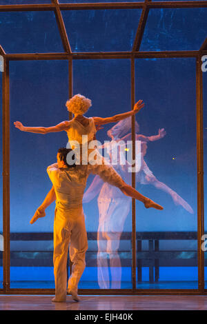 Kubanische Tänzerin Javier Torres und kanadische Tänzerin Dreda Schlag von der Northern Ballet durchführen eine Szene während der technischen Proben von The Great Gatsby "am Sadler es Wells Theatre in London. Stockfoto