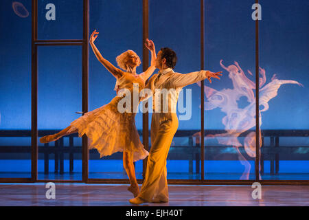 Kubanische Tänzerin Javier Torres und kanadische Tänzerin Dreda Schlag von der Northern Ballet durchführen eine Szene während der technischen Proben von The Great Gatsby "am Sadler es Wells Theatre in London. Stockfoto