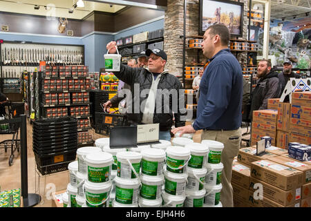 Troy, Michigan - Leute kaufen Eimer Hohlspitze Munition zum Verkauf an den Bereich & Dampf im freien Speicher. Stockfoto