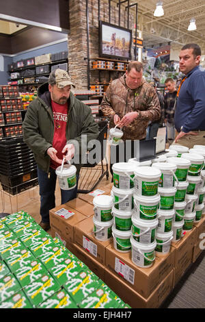 Troy, Michigan - Leute kaufen Eimer Hohlspitze Munition zum Verkauf an den Bereich & Dampf im freien Speicher. Stockfoto