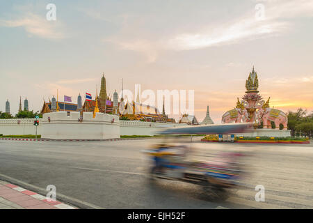 Tuk Tuk für Pkw. In Bangkok besichtigen. Stockfoto