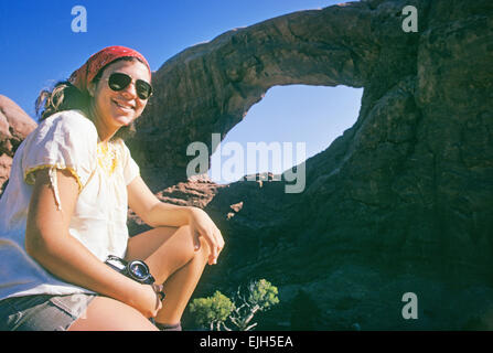 Ein Wanderer im Arches-Nationalpark, Utah, unter einem großen Sandstein-Bogen in der Nähe des Teufels Garten. Stockfoto