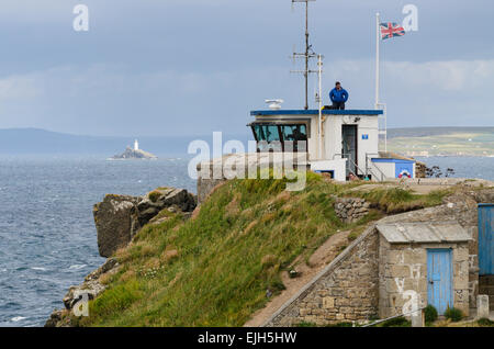 Station betrieben durch die National Coastwatch Institution in St. Ives, Cornwall mit Godrevy Leuchtturm hinter Ausschau. Stockfoto