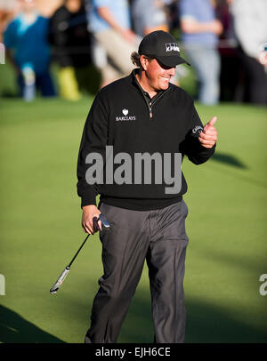 San Antonio, Texas, USA. 26. März 2015. Phil Mickelson gibt einen Daumen nach oben am 18. Loch Runde 1 Aktion Valero Texas Open TPC San Antonio AT&T Eichen Kurs. San Antonio, Texas. Bildnachweis: Cal Sport Media/Alamy Live-Nachrichten Stockfoto