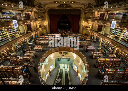 Buenos Aires, Argentinien. 26. März 2015. Menschen genießen ihre Zeit in der El Ateneo Buchhandlung in Buenos Aires, der Hauptstadt Argentiniens, 26. März 2015. "The Guardian", einer britischen Zeitschrift namens El Ateneo zweiter in seiner 2008 Liste der zehn besten Buchhandlungen der Welt. © Martin Zabala/Xinhua/Alamy Live-Nachrichten Stockfoto